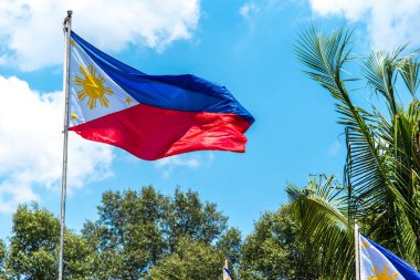 Filipinler rüzgarda uçan Türkiye Ulusal bayrak