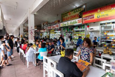 Tagaytay, Filipinler - 2 Haziran 2018 : Maun pazarında bulalo yiyenler, Tagaytay