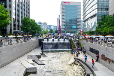 Seoul, Güney Kore: cheonggye meydanda dinlenme 17 Haziran 2018 vatandaşlar