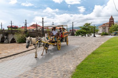 Bataan, Filipinler - Haziran 30,2018: turist de Las casas yararlı bir vagon üzerinde