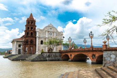 Bataan, Filipinler-Haziran 30,2018: Las casas yararlı katedral önünde fotoğraf çekmek turist