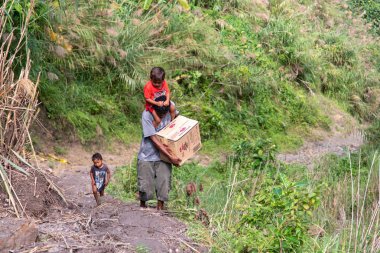 Capas, Filipinler - 8 Temmuz 2018: Aeta insanlar beldesi Bagaj edecek