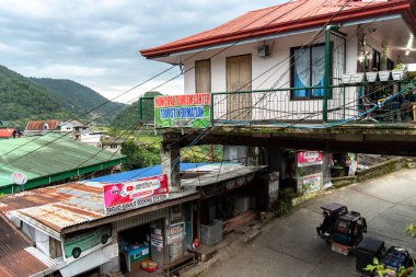 Banaue Filipinler, 22 Ağustos 2018 turistik bilgi merkezinden geçen üç tekerlekli bisiklet