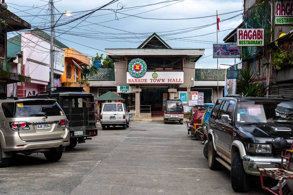 Banaue Filipinler, 22 Ağustos 2018 arabalar Banaue Belediye Binası önünde park.