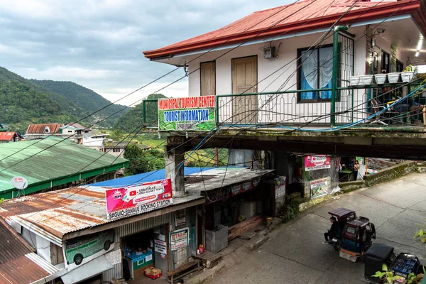 Banaue Filipinler, 22 Ağustos 2018 turistik bilgi merkezinden geçen üç tekerlekli bisiklet