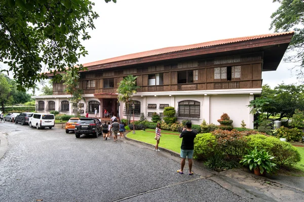 Aug 24, 2018 Tourists entering the Marcos mansion,Ilocos norte, Philippines — Stock Photo, Image