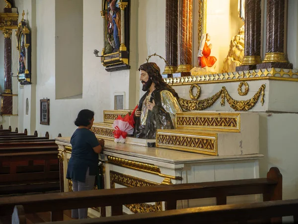 Aug 2018 Vigan City Filippiinit Henkilö Rukoilee Paul Metropolitan Cathedra — kuvapankkivalokuva