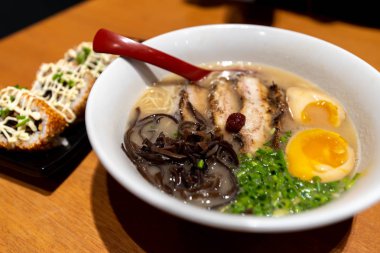 Japon stil (kalın domuz kesim) şehriye chashu Ramen, Filipinler
