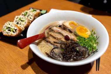 Japon stil (kalın domuz kesim) şehriye chashu Ramen, Filipinler