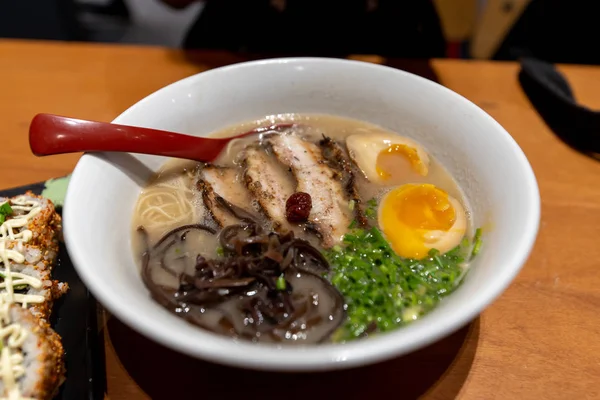 和風麺チャーシュー 豚厚切り ラーメン フィリピン — ストック写真