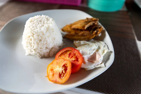Filipino Tarzı Kahvaltı Kurutulmuş Kızarmış Balık Yumurta Ile Pirinç — Stok fotoğraf