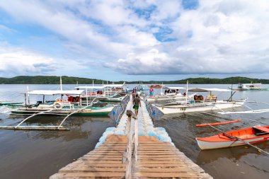 Kasım 15,2018 turist bir tekne Calauit Safari Parkı ' na Palawan, Filipinler