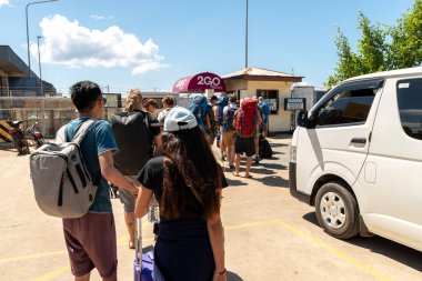 Kasım 17,2018 insanlar feribota binmek Coron El Nido Palawan, Filipinler