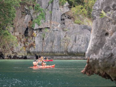 16 Kasım 2018 kim Coron Adası Palawan, Filipinler'kayak keyfini insanlar