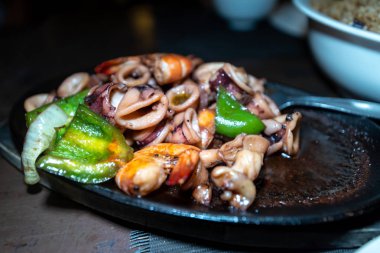 Filipino tarzı yemek: cızırtılı deniz ürünleri, Palawan, Filipinler