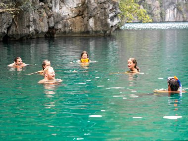 Kasım Coron Adası, Palawan, Filipinler Kayangan Gölü su zevk 16,2018 insanlar oynamak