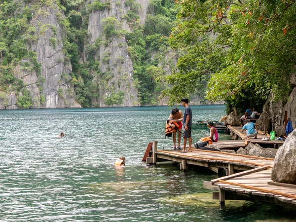 Любители Воды Играют Озере Каянган Острове Корон Палаван Филиппины — стоковое фото