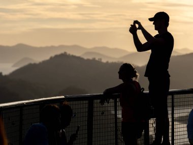 Dağ Tapyas Coron Palawan, Filipinler, gün batımını izlemek insanlar