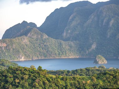 Coron Adası görünümünden Mt.Tapyas, Palawan, Filipinler