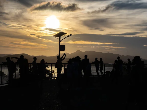 Menschen Beobachten Den Sonnenuntergang Den Berg Tapyas Bei Coron Palawan — Stockfoto