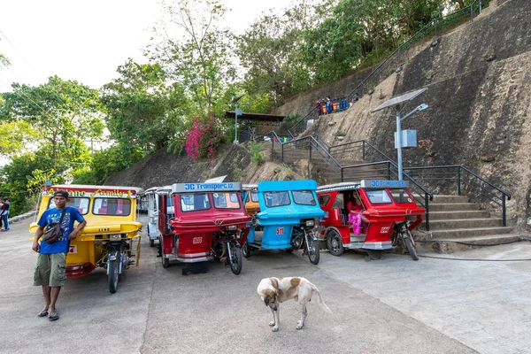 2018年11月16日菲律宾巴拉望塔皮亚斯山入口处等待客人的三轮车 — 图库照片