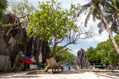 Kasım 18,2018 heykel ve Matinloc Adası'nın bayrak El Nido Palawan, Filipinler