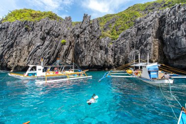 Kasım El Nido Palawan, Filipinler dış gizli plajda 18,2018 tekneler bekleyen insanlar