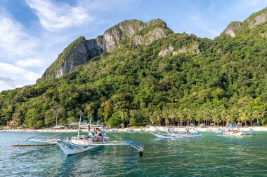 Kasım 18,2018 A gemi konuklar El Nido Palawan, Filipinler için bekleyen 7 komando Island beach üzerinde demir attı