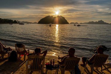 El Nido Palawan, Filipinler Maremegmeg plaj güzel gün batımı
