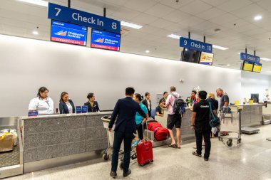 23 Kasım 2018 insanlar içinde Puerto princesa Havaalanı, Palawan, Filipinler check-in