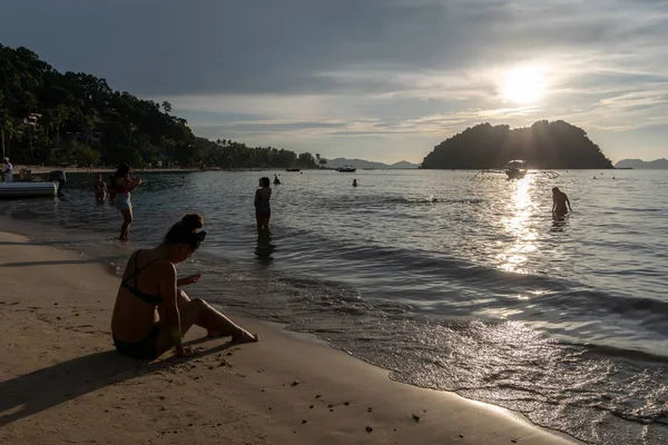 Ludzie Którzy Biorą Urlop Maremegmeg Plaży Nido Palawan Filipiny — Zdjęcie stockowe