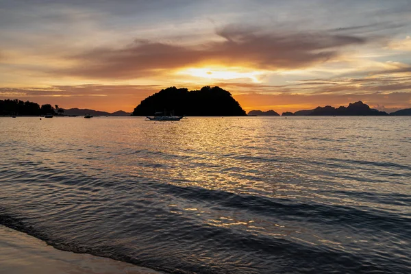 Hermosa Puesta Sol Playa Maremegmeg Nido Palawan Filipinas — Foto de Stock