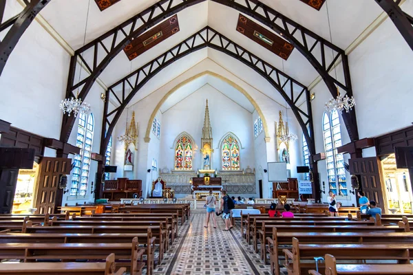 La gente reza en la Catedral de la Inmaculada Concepción en Puerto Princesa City, Palawan, Filipinas, Nov 23, 2018 — Foto de Stock