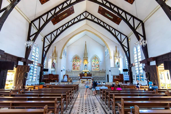 İnsanlar Puerto Princesa City, Palawan, Filipinler, 23 Kasım 2018 Immaculate Conception Katedrali'nde yapılan dua