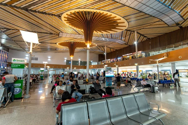 Nov 2018 Personas Esperando Avión Terminal Del Aeropuerto Puerto Princesa —  Fotos de Stock