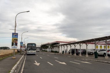 Aralık 21,2018 otobüsler yolcuları havaalanında Clark, Clark, Filipinler için bekliyor