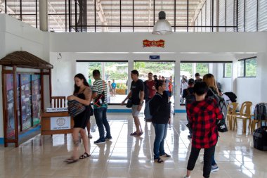 21 Aralık 2018 yolcu Bagaj San Vincente Havaalanı Terminal, Palawan, Filipinler için bekliyor