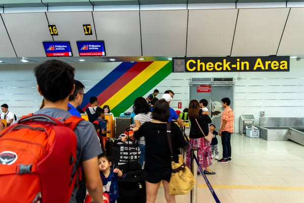 2018年12月21日 乘客在菲律宾克拉克市克拉克机场航站楼办理登机手续 — 图库照片