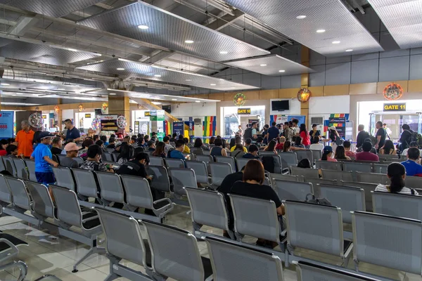 2018年12月21日在菲律宾克拉克机场航站楼等候登机的乘客 — 图库照片