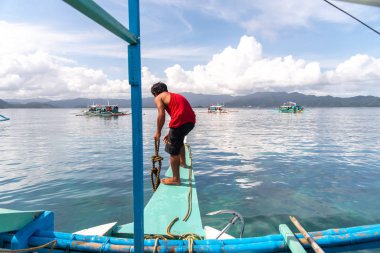 Aralık San Vincente, Palawan, Filipinler yatak için hazırlık 23,2018 A kayıkçı
