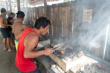 Aralık bir kişi hazırlama öğle 23,2018 Inaladelan Island, Palawan, Filipinler