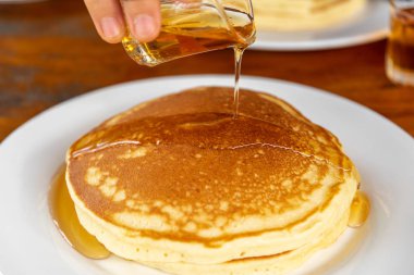 Beyaz tabakta tava keki damla şurubu