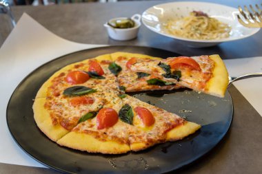 Pizza üzerinde siyah plaka, Filipinler