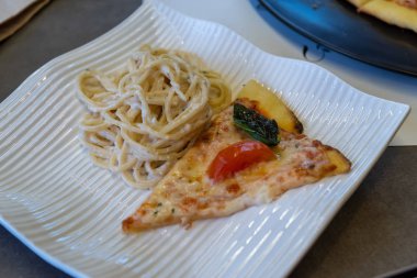 Pizza ile Carbonara masada, Filipinler