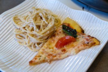 Pizza ile Carbonara masada, Filipinler