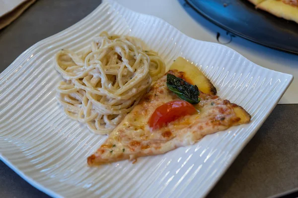 Pizza ile Carbonara masada, Filipinler