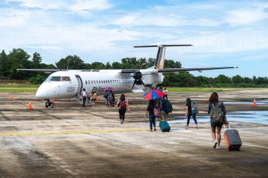 25 Aralık 2018 yolcu yürür uçağa San Vicente havaalanında, Palawan, Filipinler