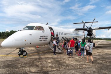 25 Aralık 2018 yolcu yürür uçağa San Vicente havaalanında, Palawan, Filipinler