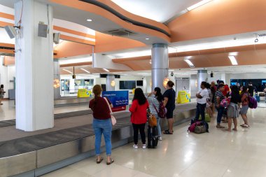 25 Aralık 2018 Bagaj Clark havaalanı terminalinde, Angeles, Filipinler için bekleyen insanlar