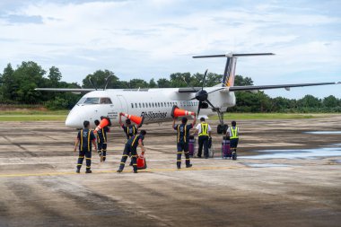 25 Aralık 2018 Havaalanı personeli San Vicente havaalanında, Palawan, Filipinler gelmesi hazırlanıyor